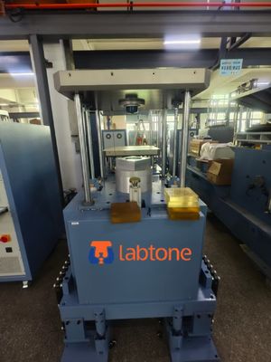 SKM700 इलेक्ट्रॉनिक्स के लिए टक्कर शॉक परीक्षण मशीन IEC68-2-29 JIS C0042-1995 के साथ